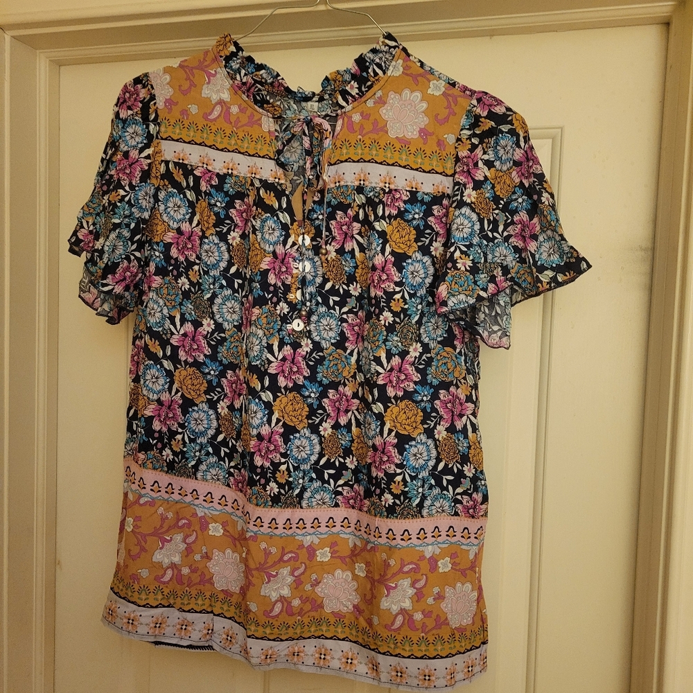 NWT Woman's Casual Lightweight Multicolor Flowery Short Sleeves Blouse Size M/L